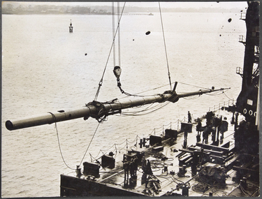 Photograph - Photograph, Black and white, London News Agency Photos Ltd. (LNA), Giant liner's mast replaced, 13 Fevrier 935