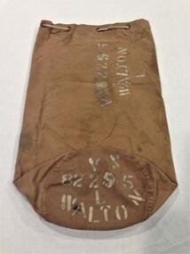 Canvas carry-all bag with metal D-clasp