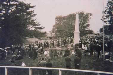 Photograph, Photograph of Cowes cenotaph and crowd, Post W.W.I