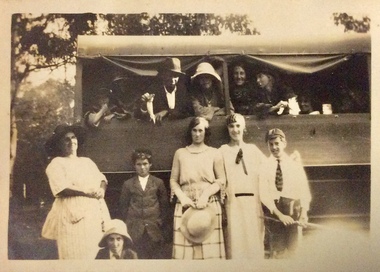 Photograph, On the way to Smith’s Beach, 1925-1926