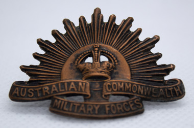 Medal - Beret badge - small rising sun, c. 1940