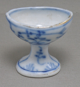 Pedestal porcelain eye bath, Maw & Company, Late 19th Century