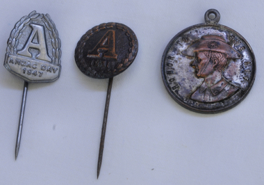 badges, 1918 ; 1941 ; 1947