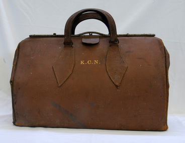 Engraving depicting a Gladstone bag, a small portmanteau suitcase built  over a rigid frame which could separate into two equal sections. The bags  are named after former British Prime Minister William Ewart