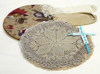 doily holder and doilies, first half 20th century
