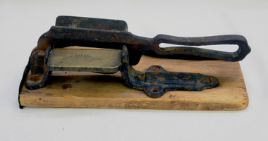 tobacco cutter, late 19th -early 20th century
