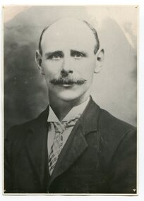 blak and white photograph, late 19th - early 20th century