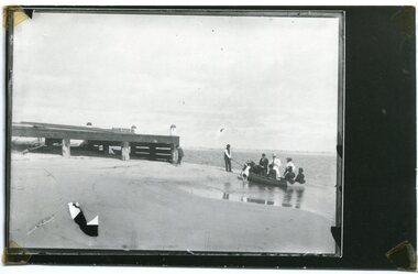 Photograph - boat at Marlo 1890-1910, c.1890-1910