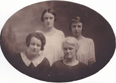 Photo, Quinlivan family photo, circ 1922