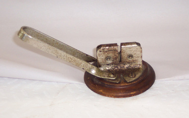 Kitchenalia, Knife sharpener