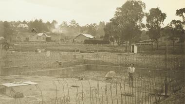 Photograph, Construction of Ringwood swimming pool in Ringwood Street, 1934