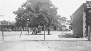 Photograph, Ringwood Railway Station entrance facing Maroondah Highway, Ringwood - 1939