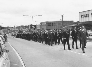 Photograph, Ringwood Clocktower re-opening march with returned soldiers, Maroondah Hwy, Ringwood - December, 1967