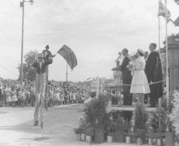 Photograph, City of Ringwood celebrations, Sir Dallas and Lady Brooks outside Town Hall 1960