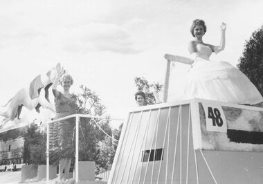 Photograph, City of Ringwood celebrations, 1960. Floats in procession