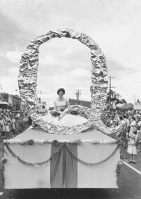 Photograph, City of Ringwood celebrations, 1960. Floats in procession