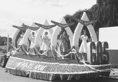 Photograph, City of Ringwood celebrations, 1960. Floats in procession