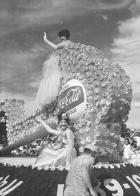 Photograph, City of Ringwood celebrations, 1960. Floats in procession