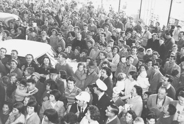 Photograph, Part of the crowd to welcome Graham Kennedy, 1959