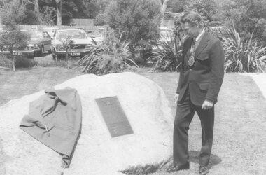 Photograph, Unveiling of tablet fixed to Pioneers Stone in Ringwood library grounds. 1974
