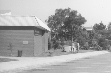 Photograph, Plaque unveiling at Ringwood Eastern Metropolitan Regional Library, Warrandyte Road, Ringwood on 26/10/1974, marking the Golden Jubilee of Ringwood's severance from Lilydale