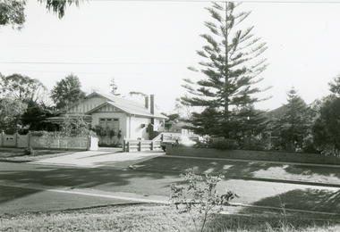 Photographs, Bill Meyland houses in Old Lilydale Road, East Ringwood in 1997