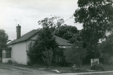 Photographs, Pitt Street house being demolished for Church of Christ carpark in 1996