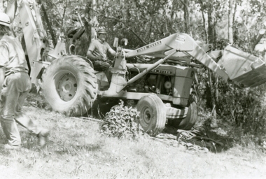 Photographs, 1979-80 MMBW pipe line project at Hubbard Reserve, North Ringwood � Back-hoe at pit