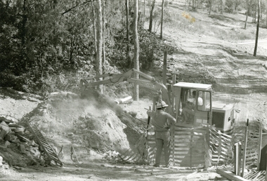 Photographs, 1979-80 MMBW pipe line project at Hubbard Reserve, North Ringwood � Nissan backhoe digging for the broken mole