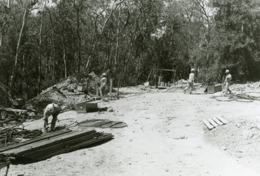 Photographs, 1979-80 MMBW pipe line project at Hubbard Reserve, North Ringwood � Line of tunnel shafts behind 29-39 Burlock Avenue