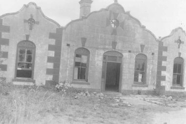 Photograph, The "Rest" tea rooms, Maroondah Highway, opposite Heatherdale Road (now demolished) (undated)