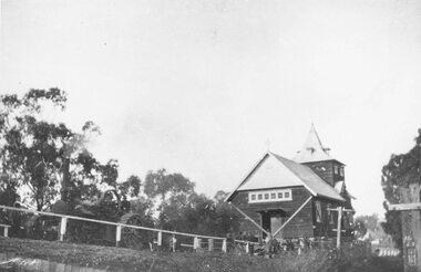 Photograph, Ringwood Church of England being relocated. Stuck on Warrandyte Rd. bridge over Mullum Creek - 1924