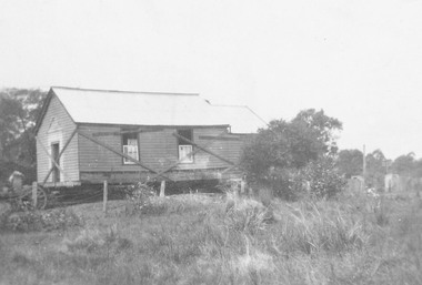 Photograph, Moving Ringwood Presbyterian Church from Whitehorse Road to Adelaide Street, 1928