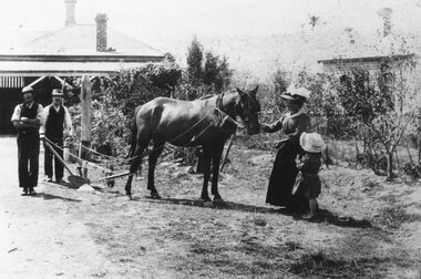 Photograph, Hunt Residence and family - Bedford Road Ringwood. c1910