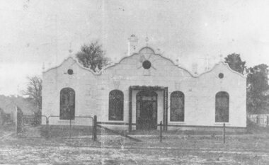 Photograph, 'The Rest' tea rooms at west entrance to Ringwood c1900s-1950