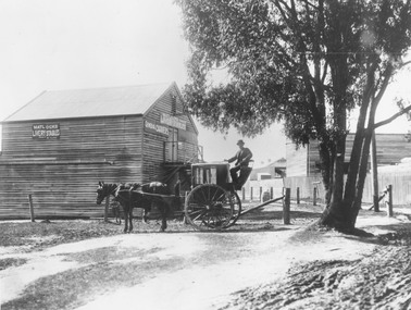 Photograph, Matlocks Hansom Cab and Matlocks Livery Stables in lane rear of Coffee Motors, 1917
