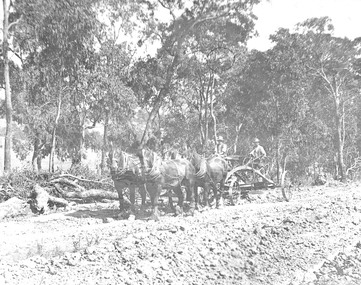 Photograph, Roadmaking by McGiverns of Croydon, in Andersons Creek road, Ringwood. 1920