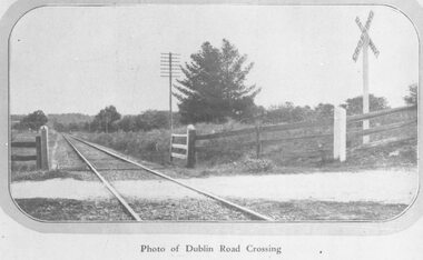 Photograph, Dublin Rd. railway crossing, East Ringwood, looking west - 1923 (2 images)