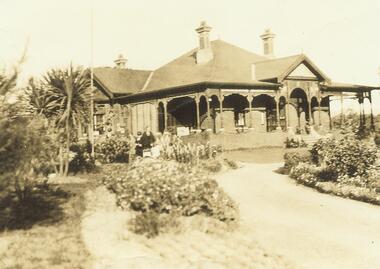 Photograph, 'Glamorgan', Capt. Miles' home in Warrandyte Road. c1935