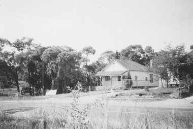 Photograph, Home of Cr. Dawes next to Ringwood Lake, and opposite. 1959