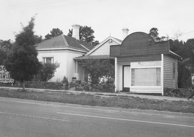 Photograph, Mt. Dandenong Road, Ringwood.  Klix's Tea Rooms. 1920s