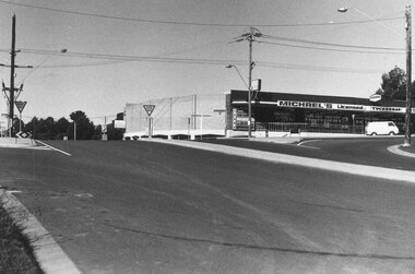 Photograph, Intersection of Warrandyte Road and Oban Road, North Ringwood.  Looking south-east. 1981