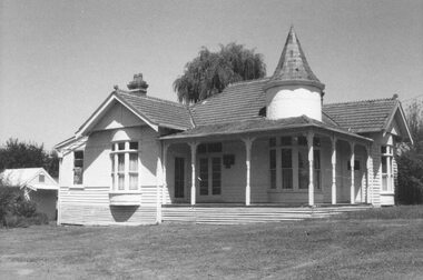 Photograph, Mackinlay's House, 22 Adelaide St. Ringwood 1971