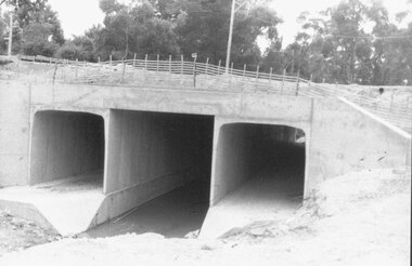Photograph, Mullum Mullum Creek culvert installations for new bridge in Warrandyte Road, Ringwood - 19.1.1987