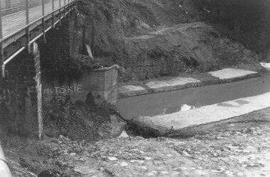 Photograph, Mullum Mullum Creek new bridge work commences.  Warrandyte Road, Ringwood - 1986