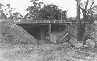 Photograph, Warrandyte Road Ringwood - new bridge.  Started 1986