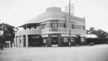 Photograph, Coach and Horses Hotel, Ringwood circa 1940