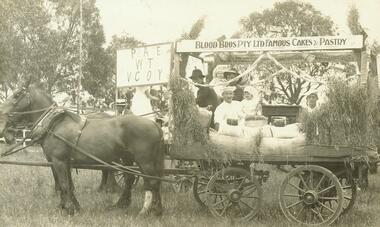 Photograph, Blood Bros wagon on Ringwood Oval for 1914-18 victory celebration, 1918