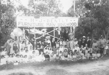 Photograph, Bently employees at victory celebration, Ringwood Reserve, 1918
