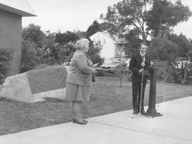 Photograph, Mayor S.C. Morris and Mrs. E.V. Pullin at unveiling of pioneers plaque outside Ringwood library on 26.10.74